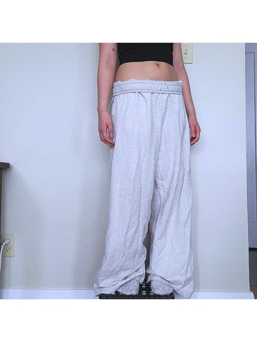 American Eagle Oversized Oatmeal Cream Wide leg Sweatpants (M) - Picture 3 of 6